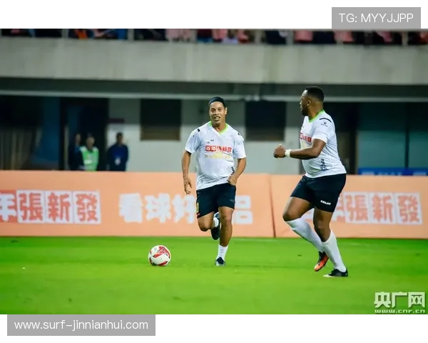 足球场上传奇瞬间再现 经典球星动作集锦带你重温巅峰时刻