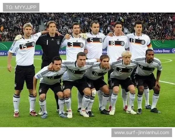 足球巨星油画之美：球场英豪的艺术魅力与永恒传奇